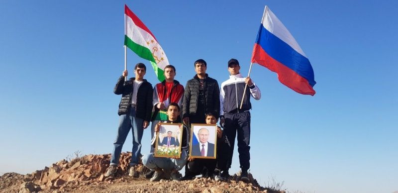 Таджикские спортсмены установили портреты президентов Таджикистана и России на пике Музбек