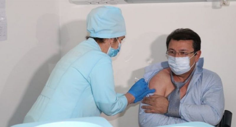 Глава Минздрава Таджикистана и его заместители первыми вакцинировались от коронавируса