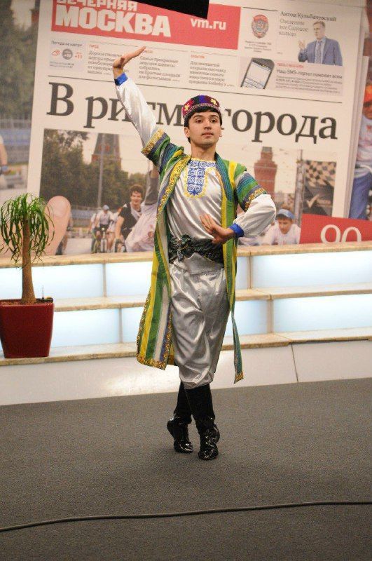 «Хотите танцевать – танцуйте!». Таджикскому танцору Фарходу Джомахмадзода сегодня исполняется 28 лет 