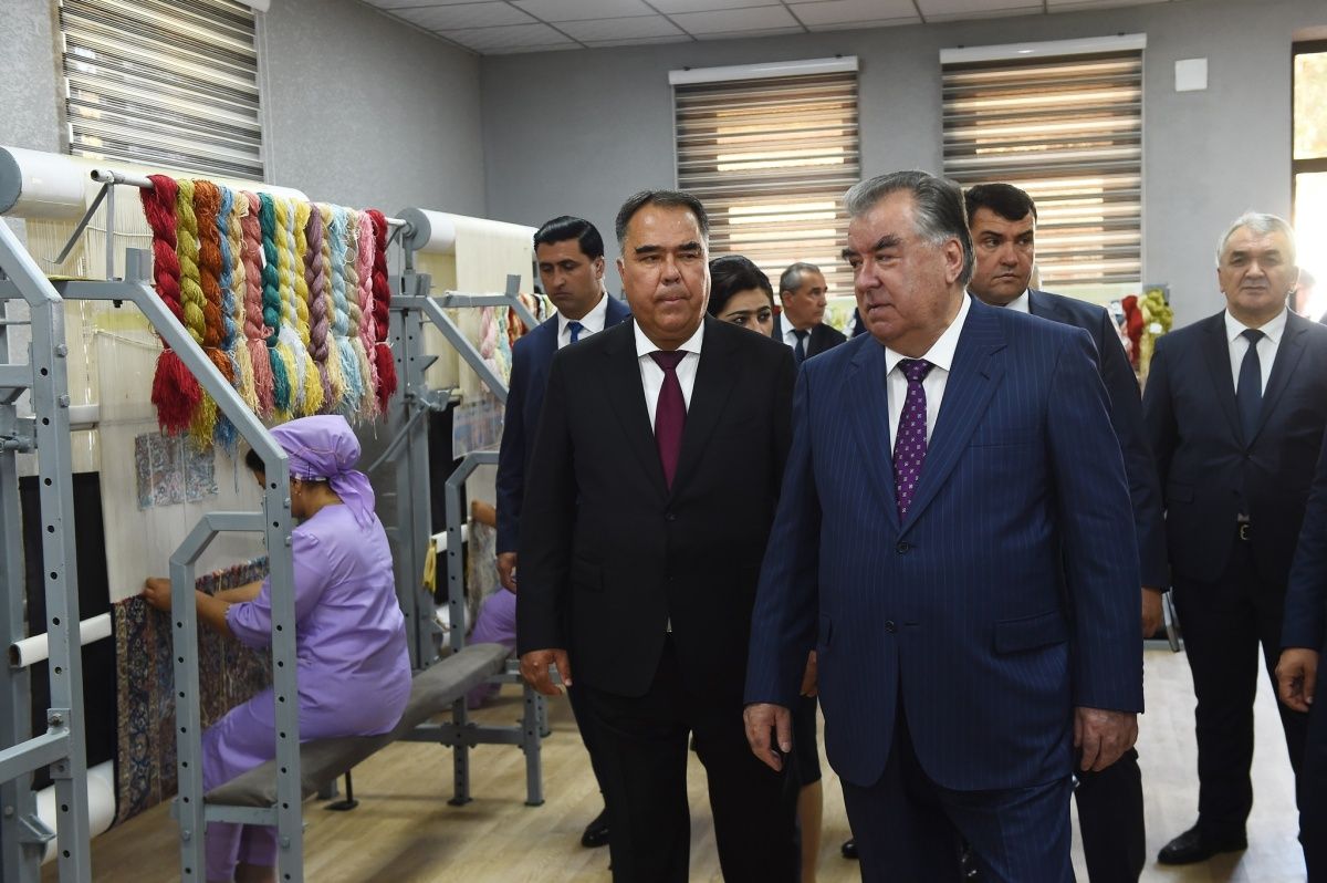 В Согдийской области запустили производство шелковых ковров