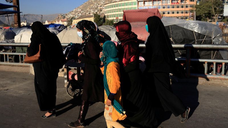 Талибы запретили женщинам ходить к врачам без сопровождения мужчин