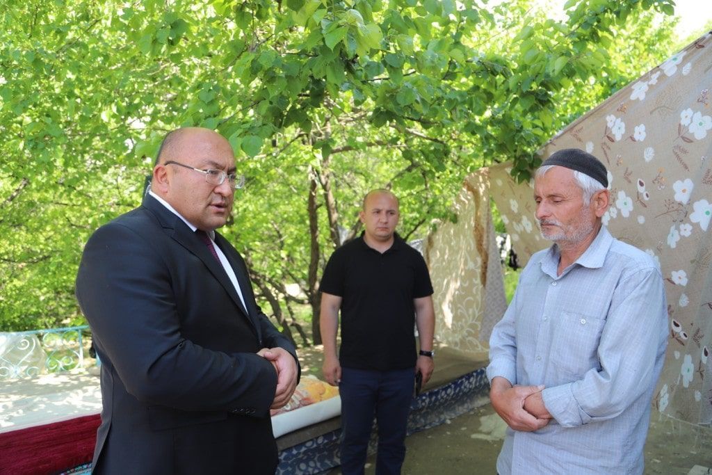Мэр Исфары посетил семьи погибших на таджикско-кыргызской границе
