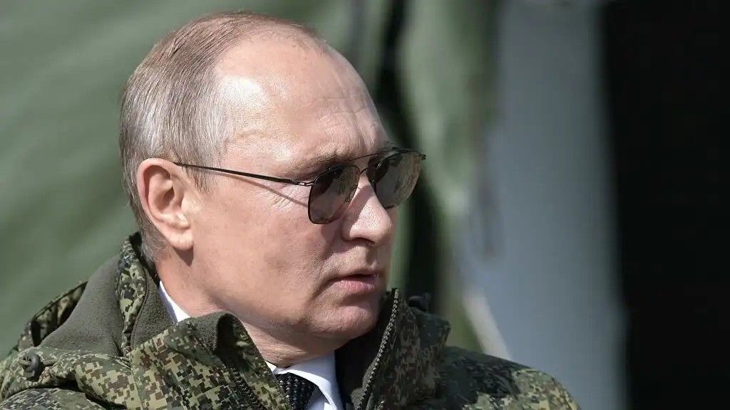 Россияне назвали Владимира Путина настоящим мужчиной
