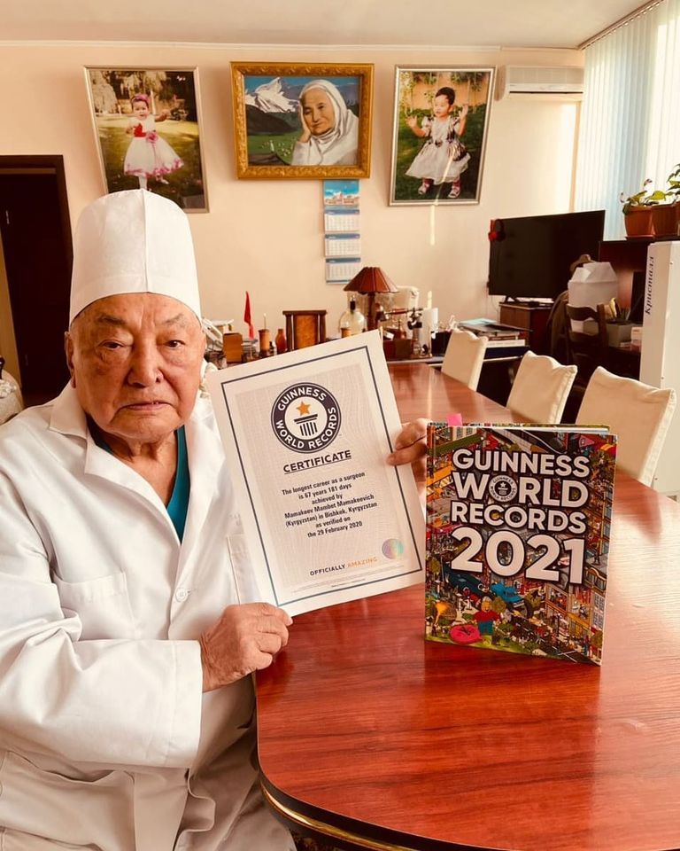 Хирург из Кыргызстана получил диплом Книги рекордов Гиннесса