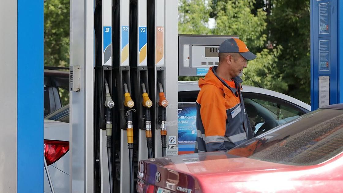Казахстан вошел в десятку стран с самым дешевым бензином