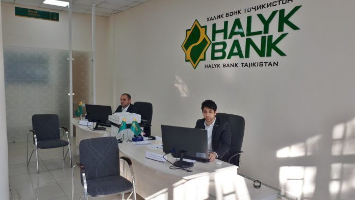 «Халык банк» пока остается в Таджикистане