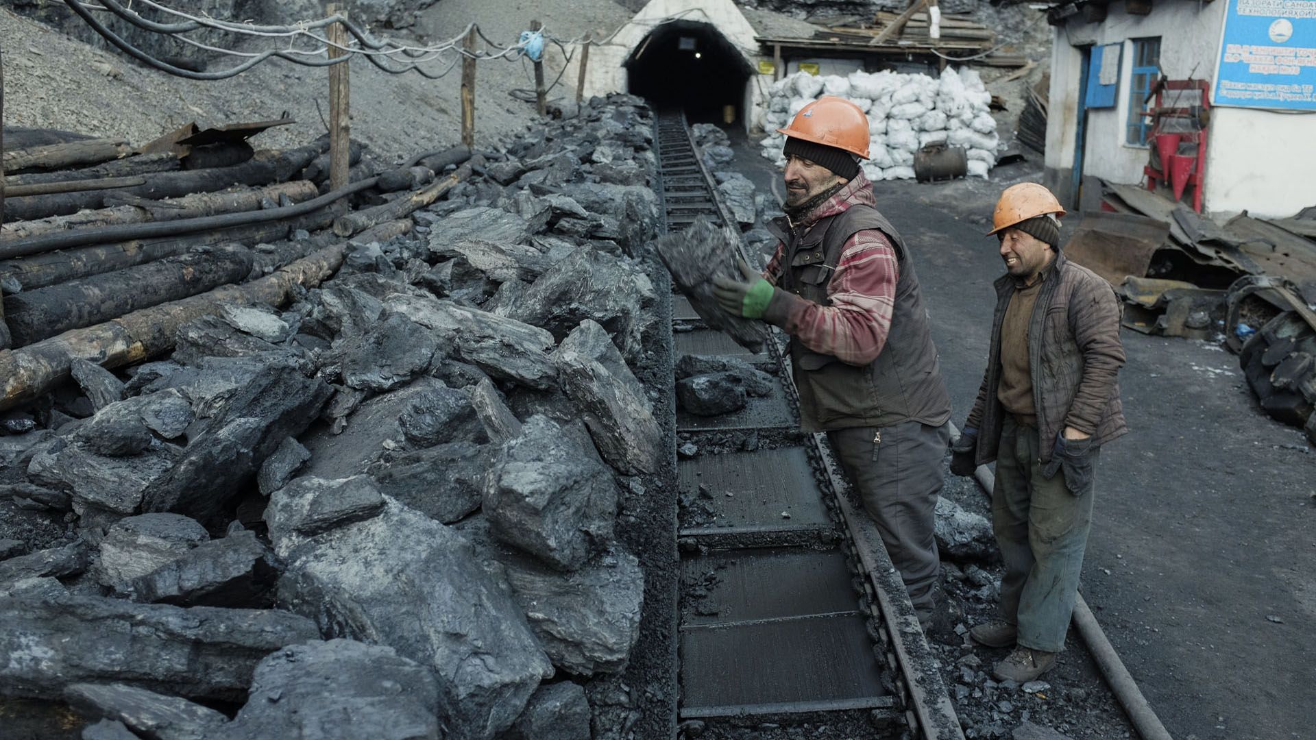 Добыча каменного угля. Завод уголь в Таджикистане. Угольная шахта Шураб Таджикистан. Угольная промышленность Таджикистана. Шахта фон Ягноб.