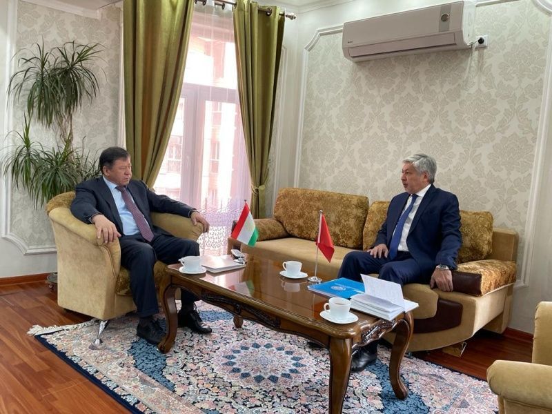 Министры Таджикистана приняли у себя кыргызского посла