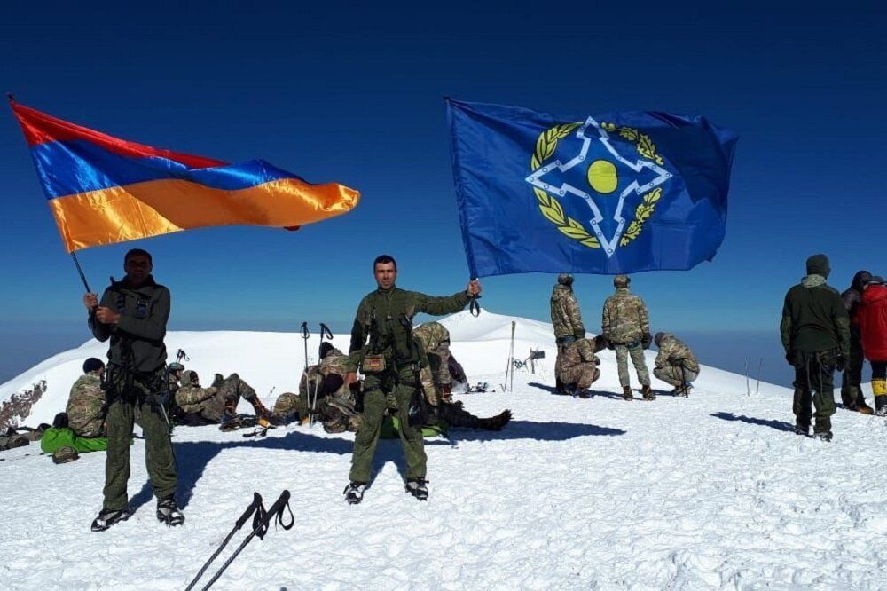 На вершине Эльбруса появился флаг ОДКБ