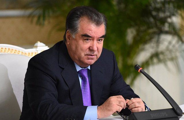 Эмомали Рахмон затронул глобальные проблемы на встрече с новыми послами в Таджикистане