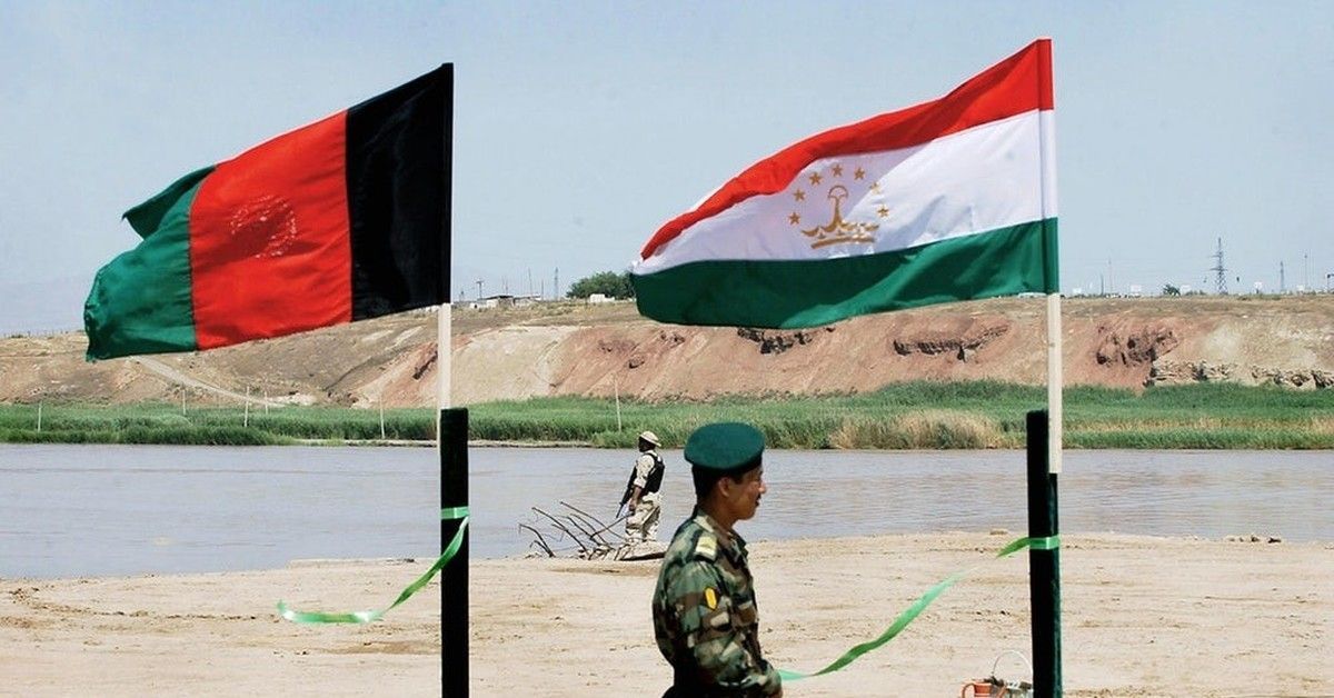Военные Афганистана тысячами отступают на территорию Таджикистана