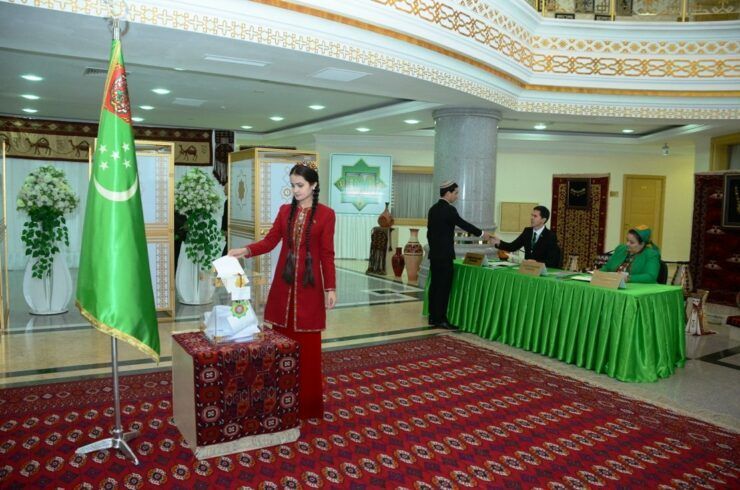 В Туркменистане в марте досрочно выберут президента