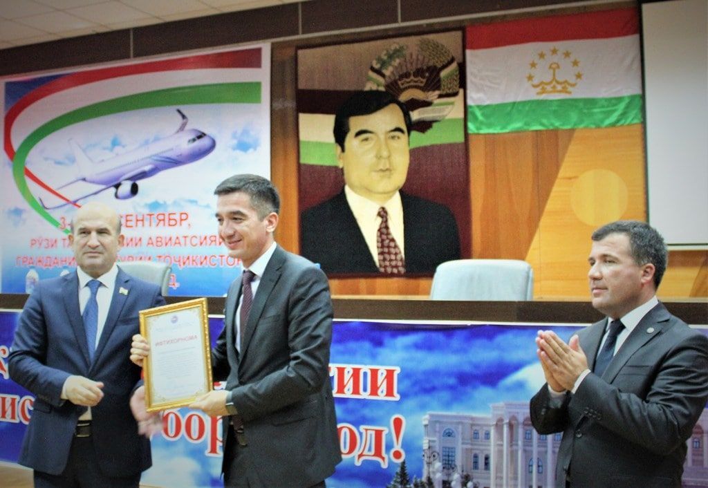 Ко Дню гражданской авиации в Таджикистане наградили специалистов отрасли