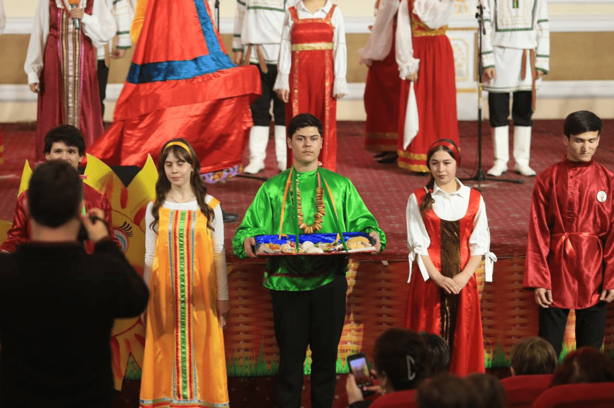 В Душанбе студенты РТСУ отпраздновали Масленицу