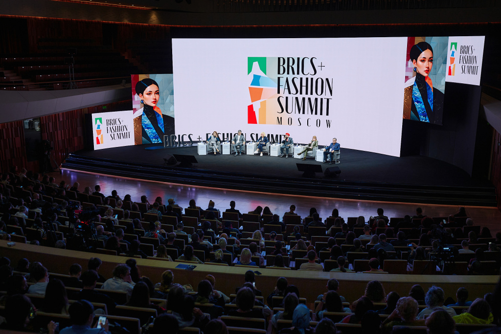 Таджикскую национальную одежду представили на BRICS Fashion Summit