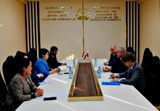 В Душанбе прошла встреча замминистра труда и миграции РТ с послом России 