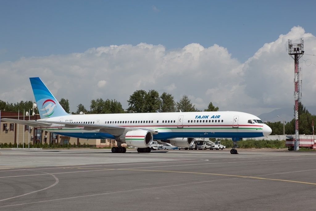 Рейс москва таджикистан душанбе. Авиакомпания Tajik Air. Самолёт таджик Эйр. Авиакомпания таджик Эйр сомон. Somon Air Боинг 747.