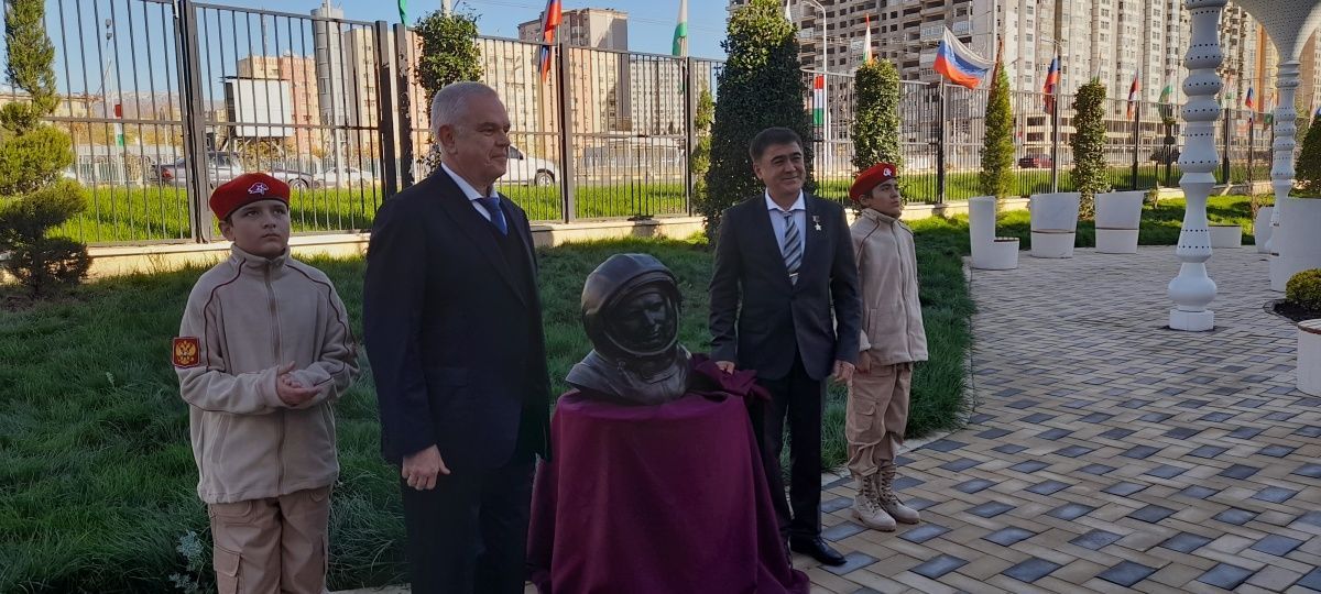 Бюст Юрия Гагарина установили в Душанбе
