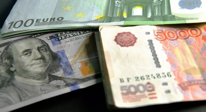 В Таджикистане падает курс рубля и евро