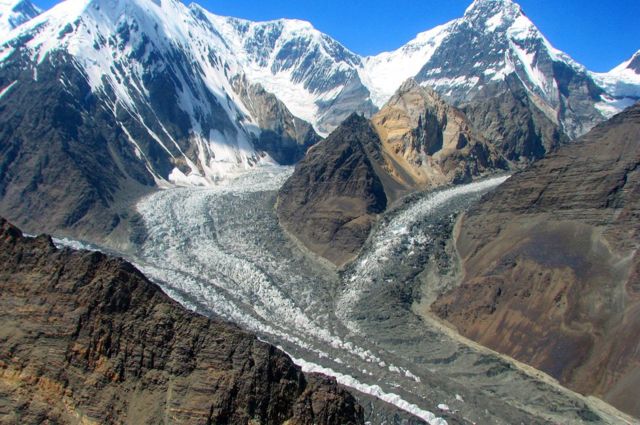 Перекрытая ледником река затопила часть дороги на востоке Таджикистана