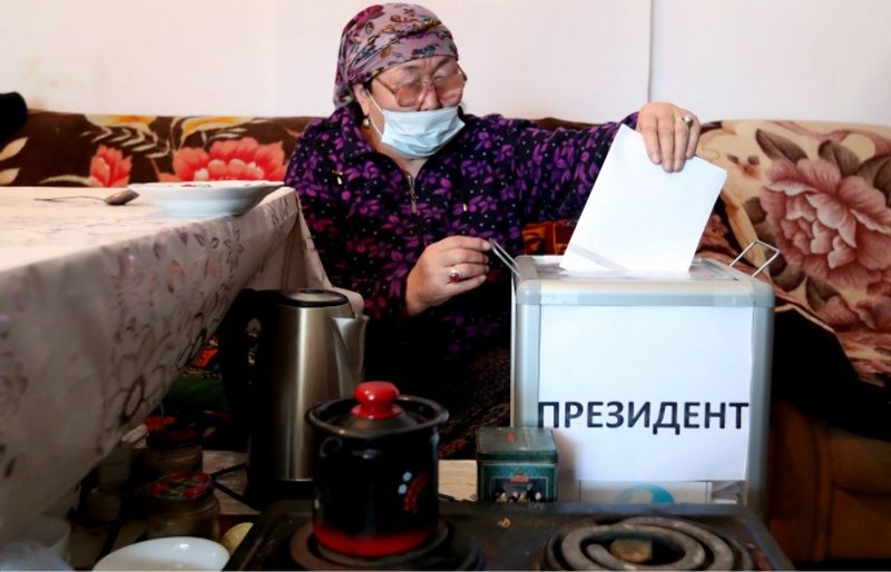 Садыр Жапаров лидирует на президентских выборах в Кыргызстане