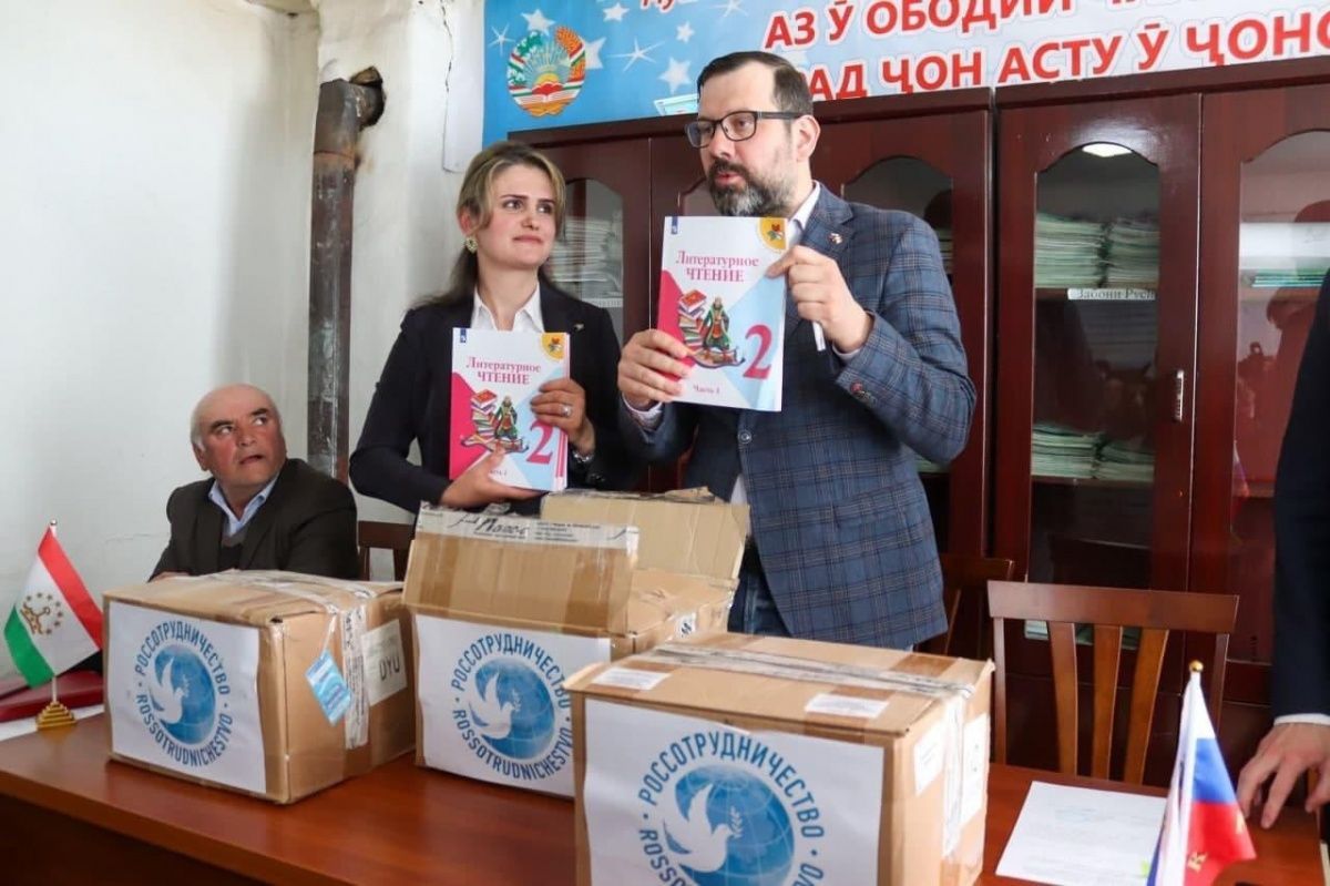 Русские дома в Таджикистане подарили более 1000 книг учебным заведениям Памира