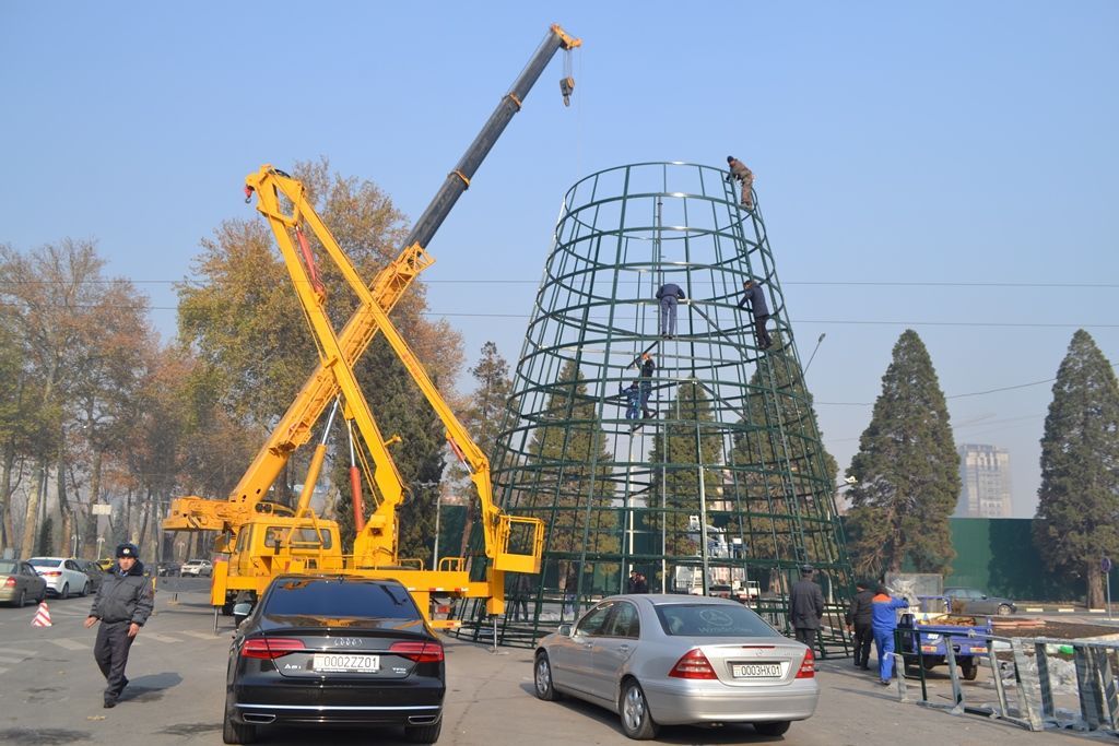 В Душанбе устанавливают самую высокую елку в истории