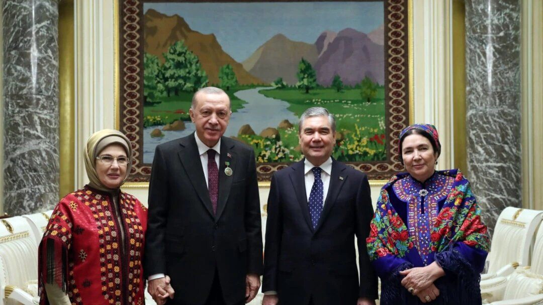 Бори нахуст акси ҳамсари Президенти Туркманистон дар интернет пайдо шуд