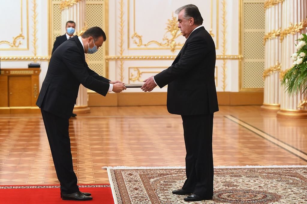 Новое правительство пообещало направить все силы на социально-экономическое развитие Таджикистана