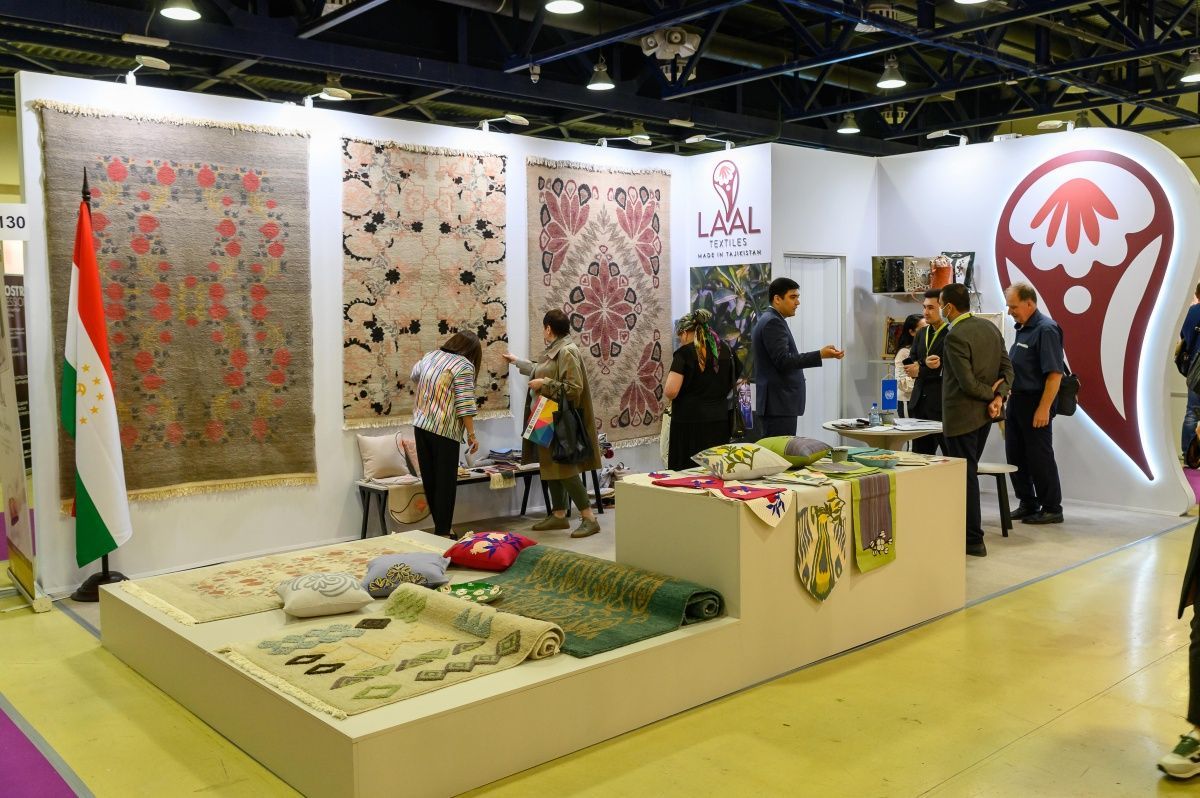Таджикский бренд “LA'AL Textiles” презентовали на выставке в Москве