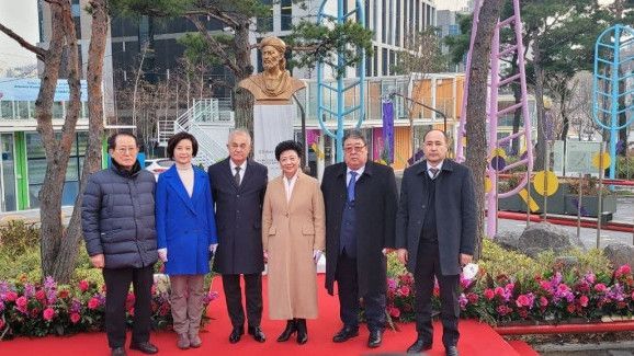 В столице Кореи появился памятник Алишеру Навои