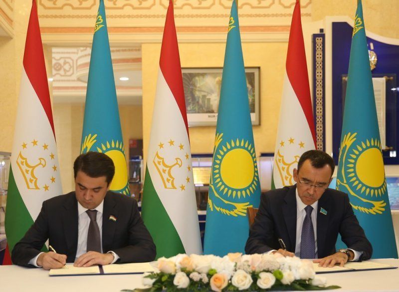 Рустам Эмомали встретился с председателем парламента Казахстана