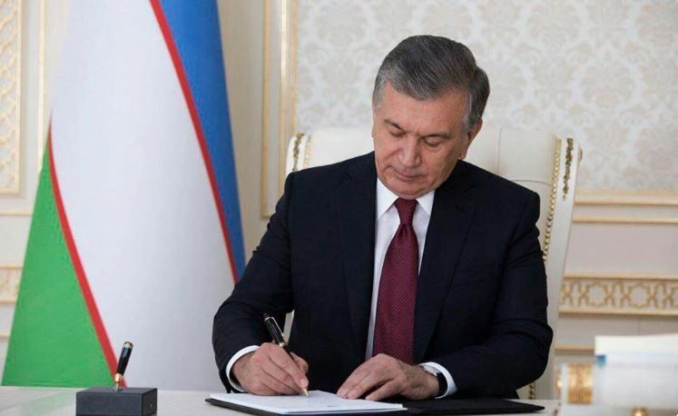 Президент Узбекистана разрешил отстранять от работы сотрудников, отказавшихся от вакцинации