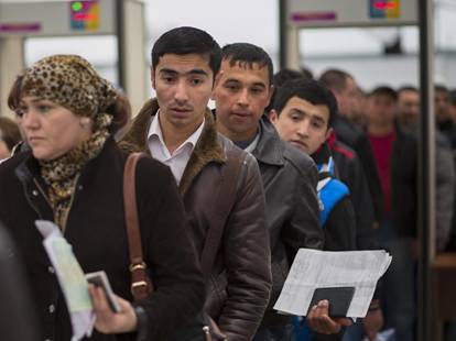 Нелегальным таджикским мигрантам дали возможность проживать в РФ
