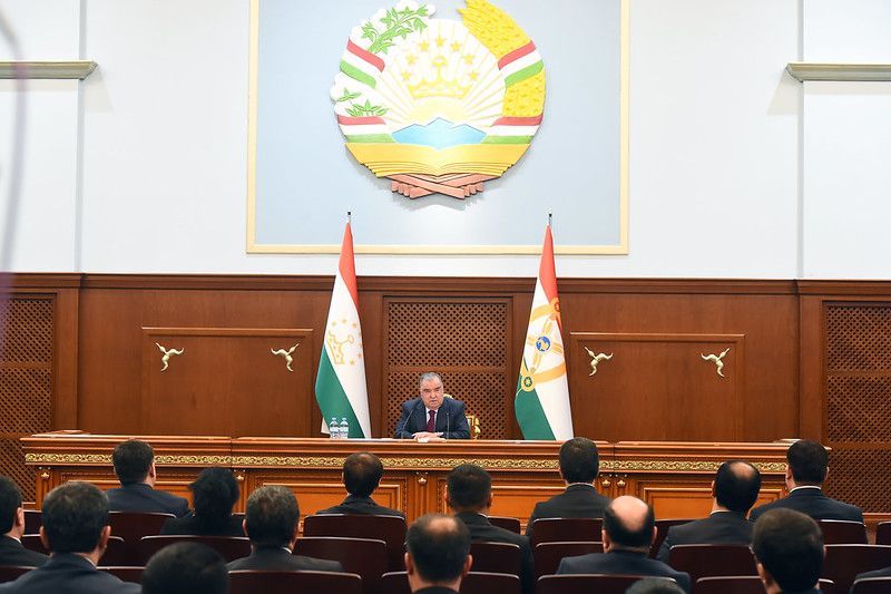 Президент Таджикистана призвал новых судей страны к беспристрастности