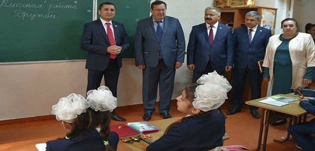 Посол России передал 600 книг гимназии в районе Рудаки