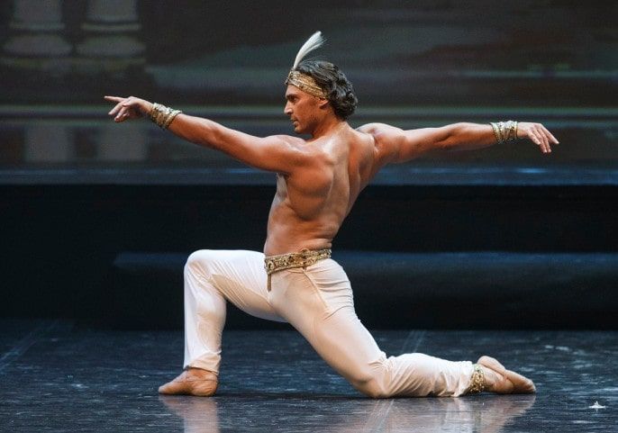 Почему возвращение артиста балета Фаруха Рузиматова в Таджикистан – историческое событие?