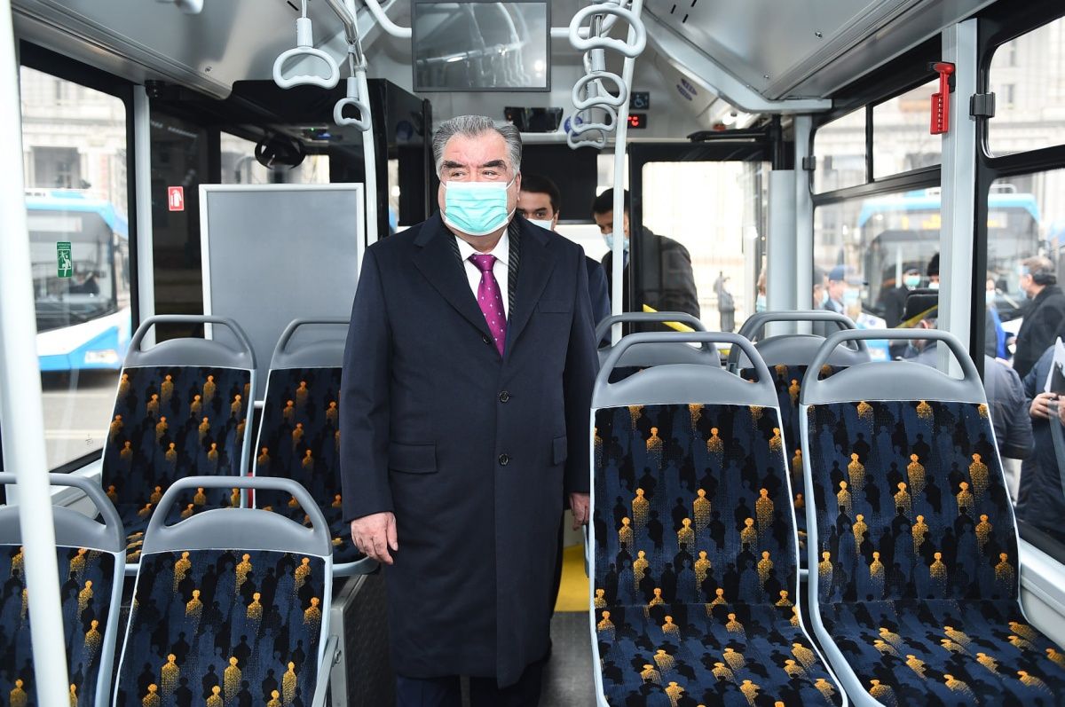 Эмомали Рахмон осмотрел новые автобусы и троллейбусы в Душанбе