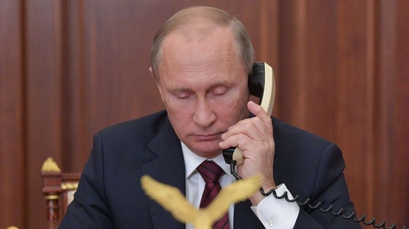 Путин и Рахмон провели переговоры по телефону