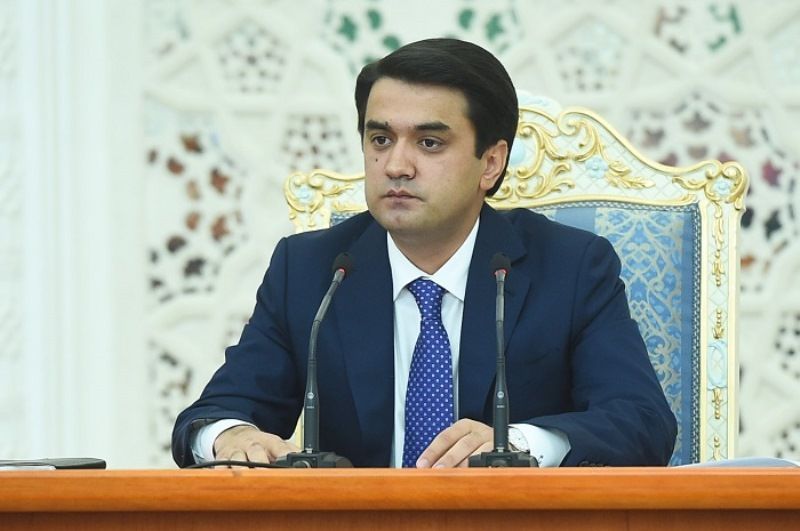 Рустами Эмомалӣ ба панҷ ҳазор сокини ниёзманди пойтахт кӯмаки моддӣ расонид Рустами Эмомалӣ ба панҷ ҳазор сокини ниёзманди пойтахт кӯмаки моддӣ расонид