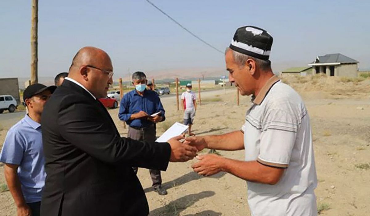 Власти Исфары выделили земли семьям жертв конфликта на границе с Кыргызстаном