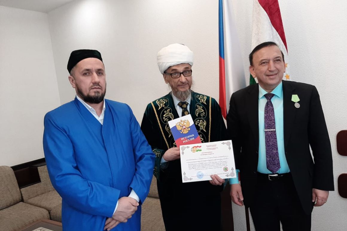 Муфтий Свердловской области награжден Почетной грамотой Генерального Консульства Таджикистана в Екатеринбурге