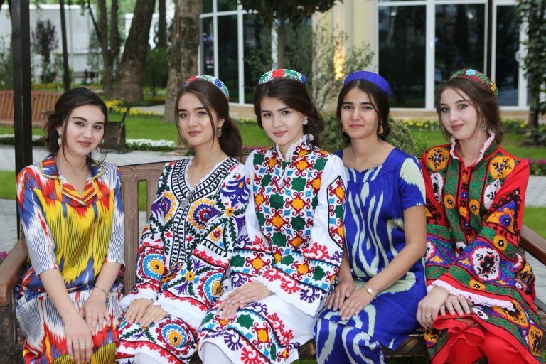 В Таджикистане запустили необычную акцию в поддержку национальной одежды  
