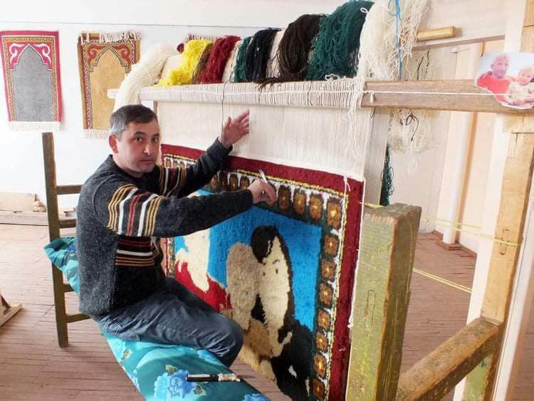«Без желания и усердия ремесло исчезнет!». Ковродел Усто Абдукаххор о таджикском традиционном ковроткачестве