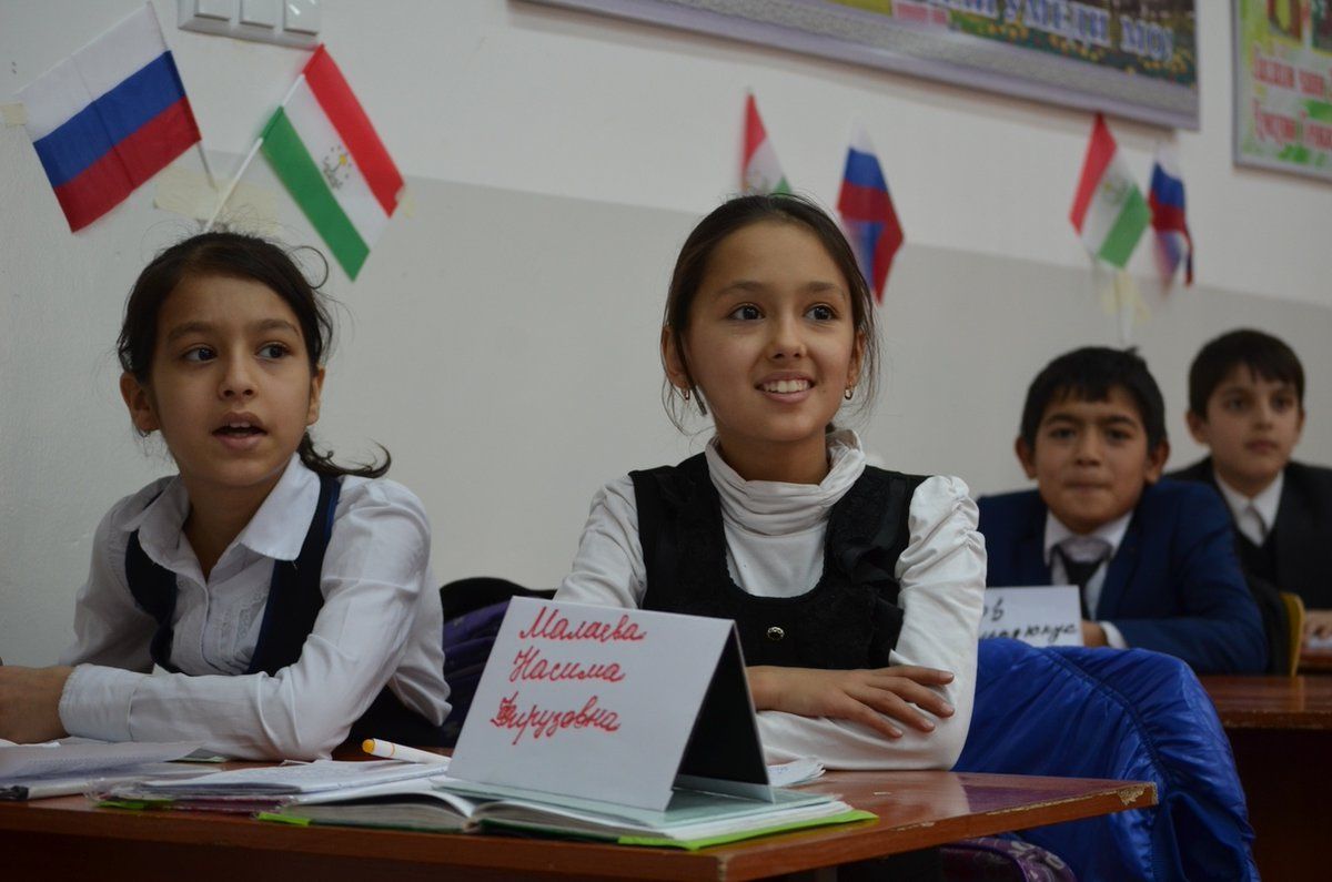 Таджикские школьники и русисты могут выиграть ремонт класса русского языка