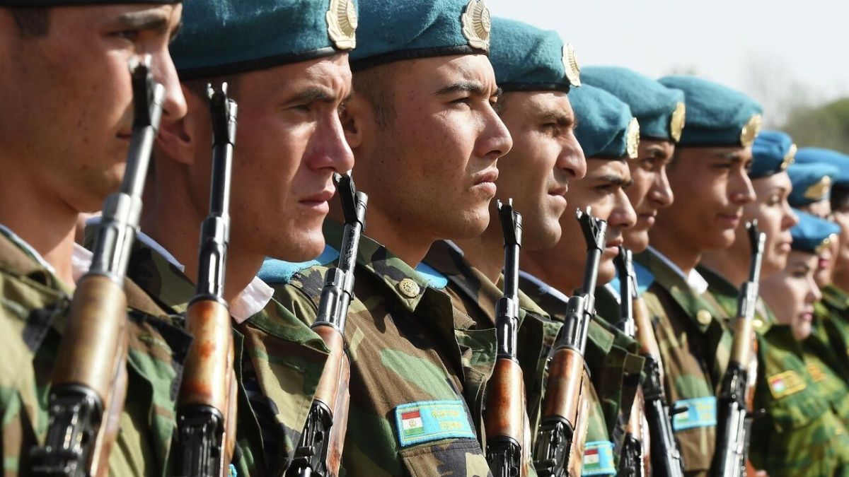 В Таджикистане повысят зарплату военным и силовикам 