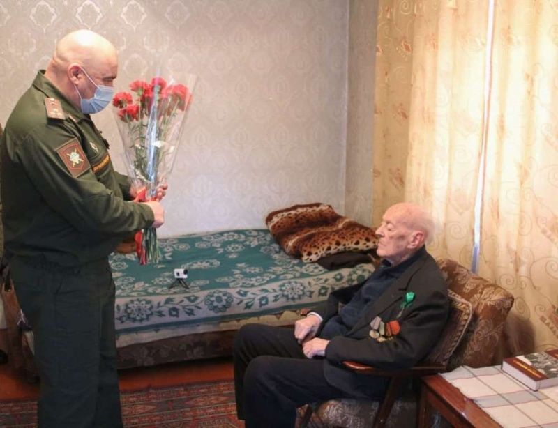 Российские военные в Таджикистане поздравили ветерана обороны блокадного Ленинграда