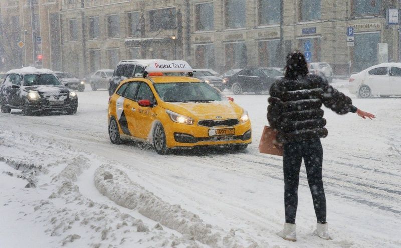 «Яндекс» попросил мэрию вакцинировать таксистов и курьеров без гражданства