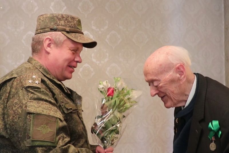 Российские военные поздравили ветерана из Таджикистана с 97-летием