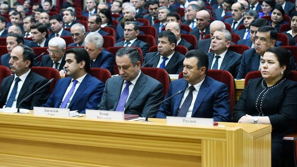 Президент Таджикистана запретил чиновникам писать диссертации без его согласия